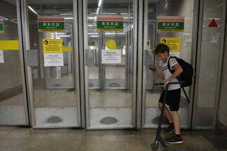 В Екатеринбурге неожиданно закрыли один выход со станции метро Машиностроителей