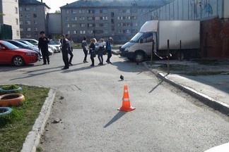 Во дворе на Эльмаше водитель отечественной легковушки сбил ребёнка