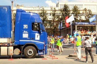 Площадь Первой пятилетки на один день превратилась в трассу для дальнобойщиков