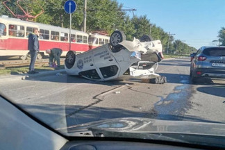 В Екатеринбурге на Уралмаше перевернулся Renault с охраной