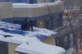 Коммунальщик устроил странную и опасную уборку на крыше ТЦ «Победа» на Уралмаше