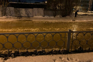 «Невозможно даже перейти дорогу». На Уралмаше улица ушла под воду