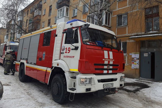 В Екатеринбурге из пятиэтажки на Уралмаше эвакуировали жильцов из-за пожара