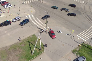 Появилось видео аварии на перекрестке Бакинских Комиссаров и Победы, где Peugeot вылетел на тротуар